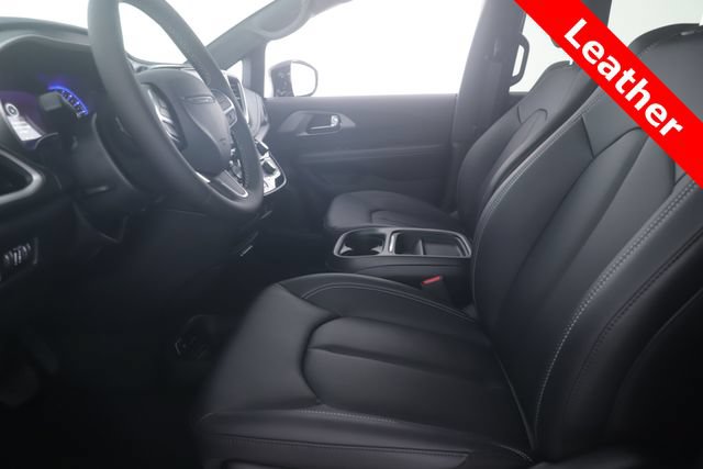 New 2027 Chrysler Pacifica Select FWD image 16