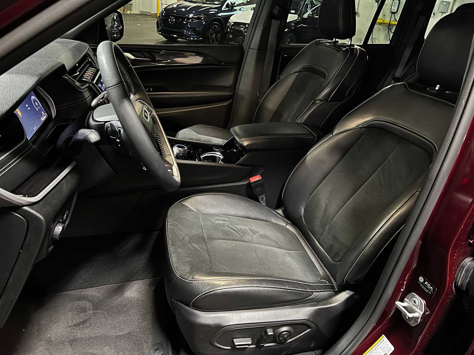 Used 2023 Jeep Grand Cherokee Altitude AWD/4WD image 21