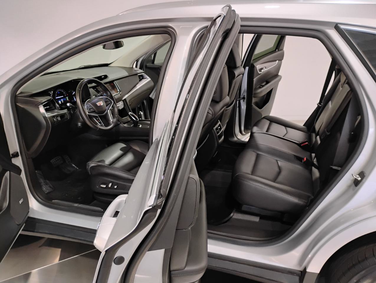 Used 2018 Cadillac XT5 Luxury w/ Driver Awareness Package image 9