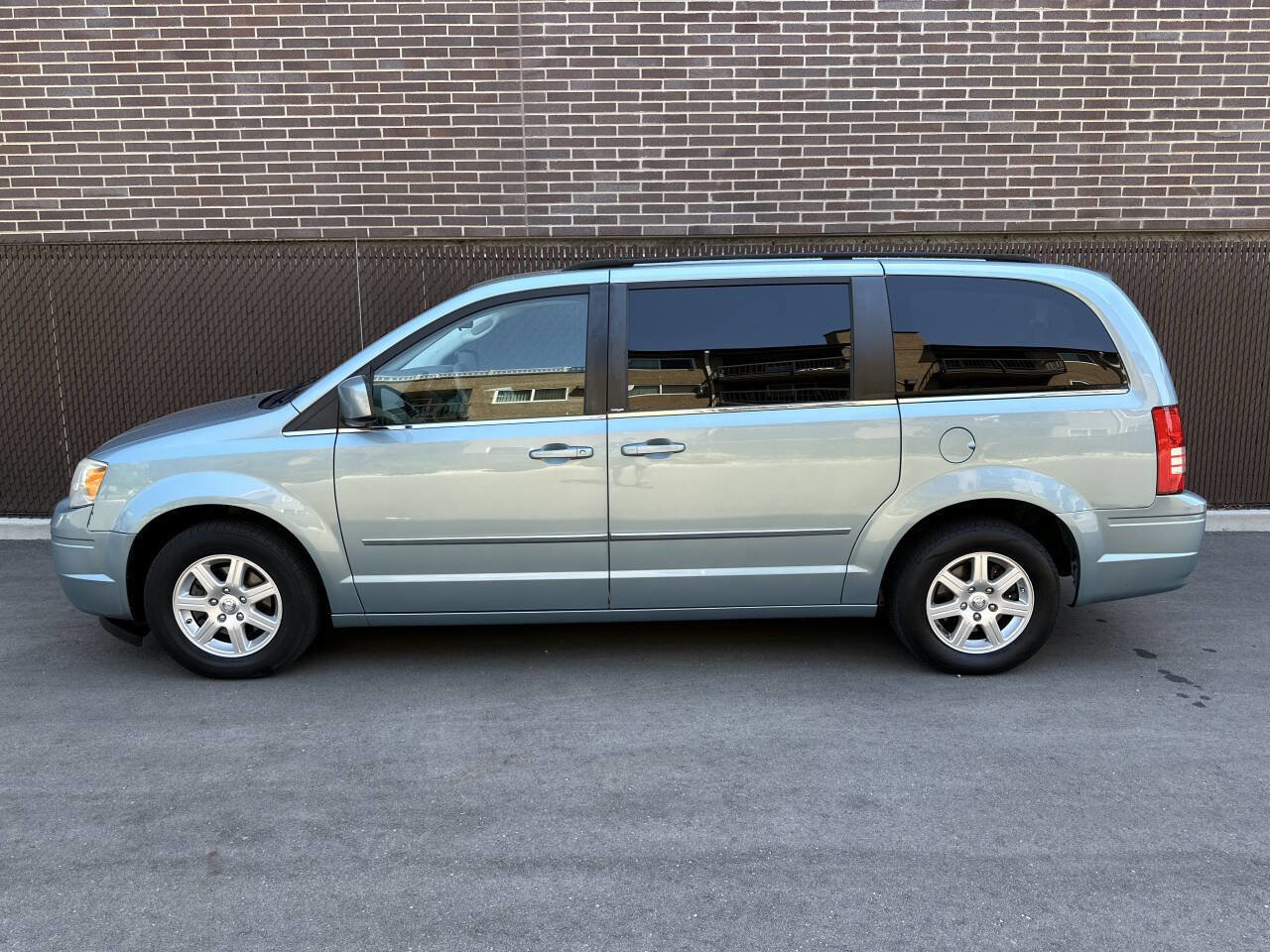 Used 2010 Chrysler Town & Country Touring image 7