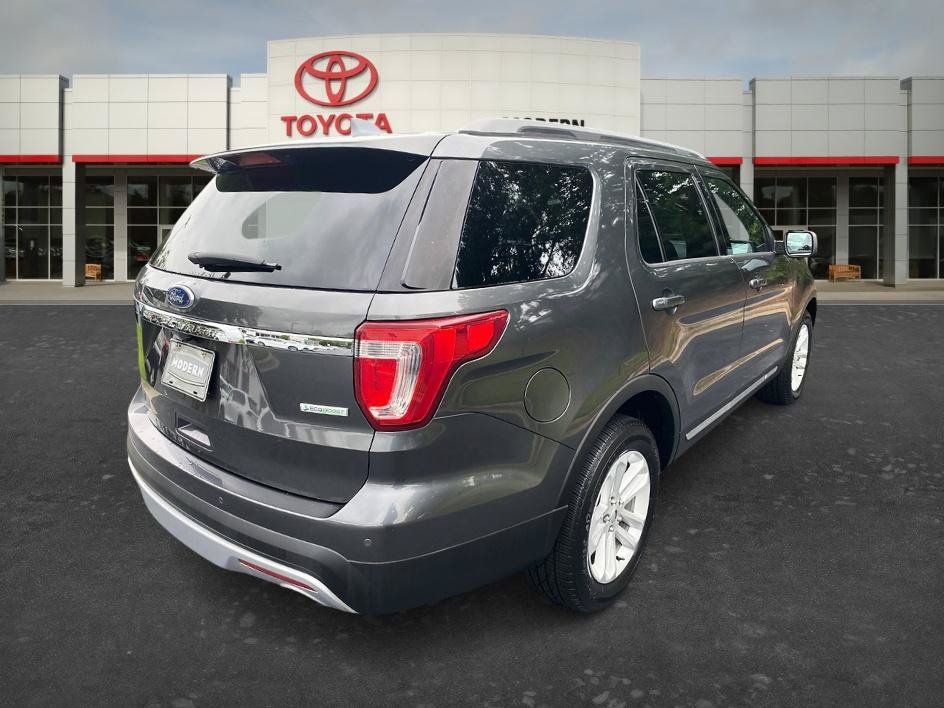 Used 2017 Ford Explorer XLT w/ Equipment Group 202A FWD image 5