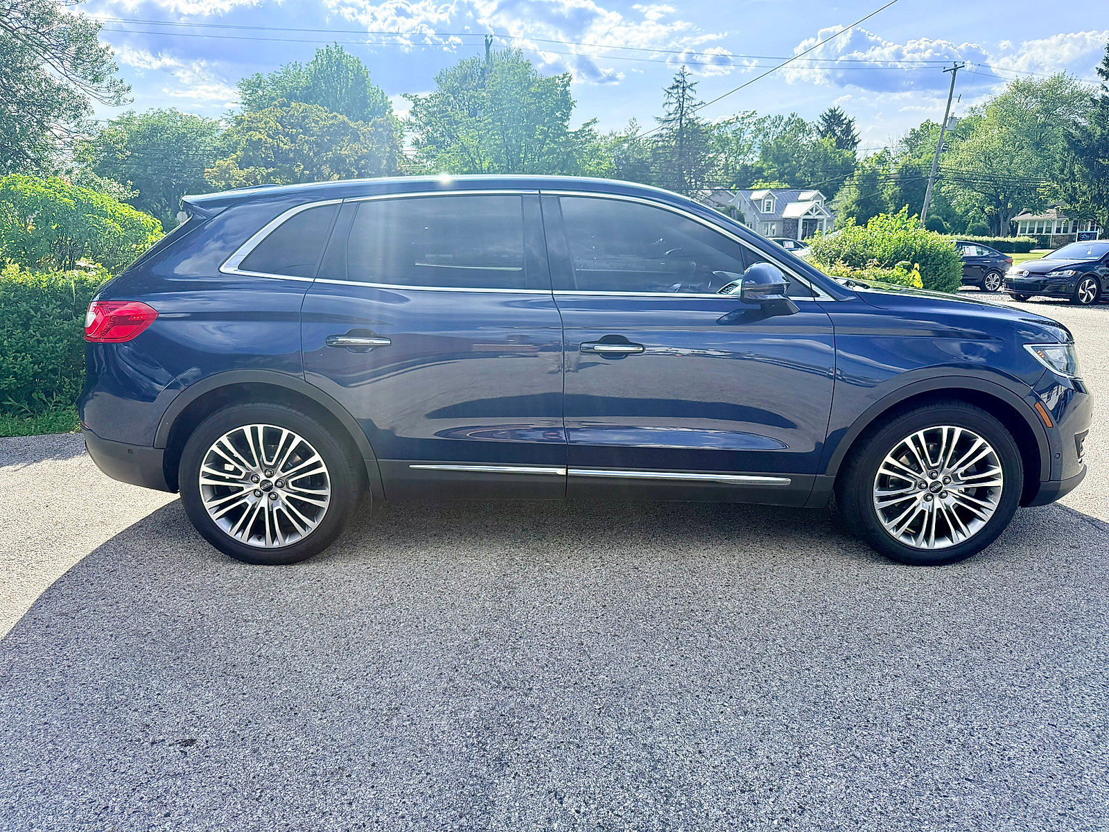 Used 2017 Lincoln MKX Reserve w/ Luxury Package AWD/4WD image 2