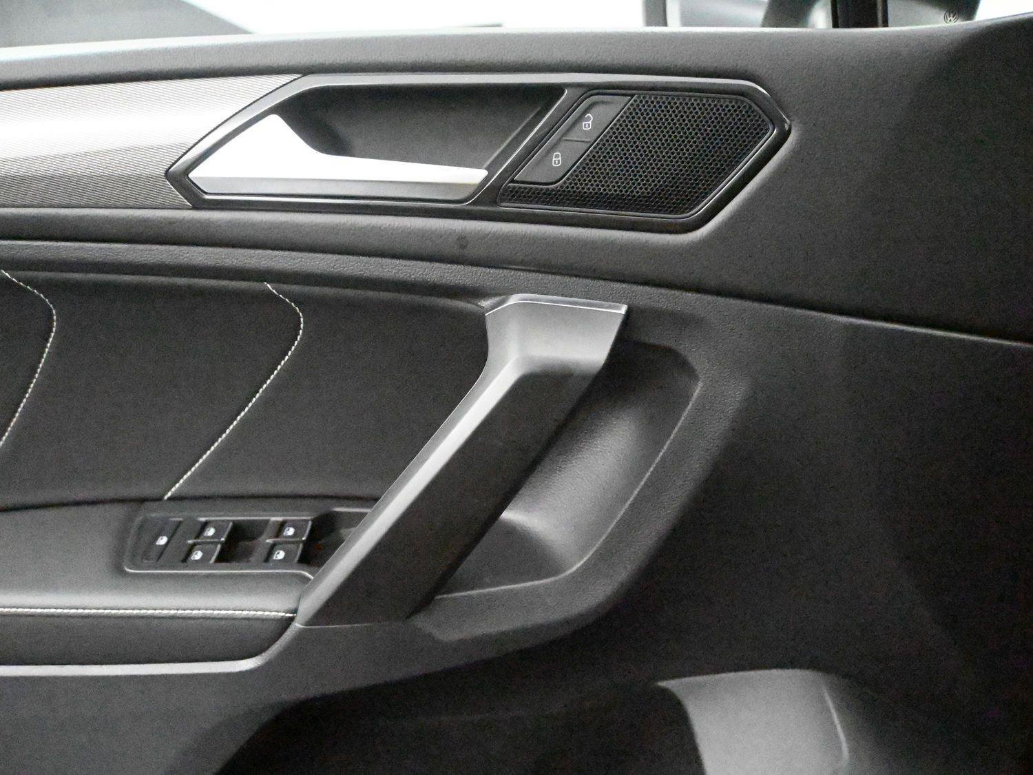 Used 2023 Volkswagen Tiguan SE w/ Panoramic Sunroof Package AWD/4WD image 5
