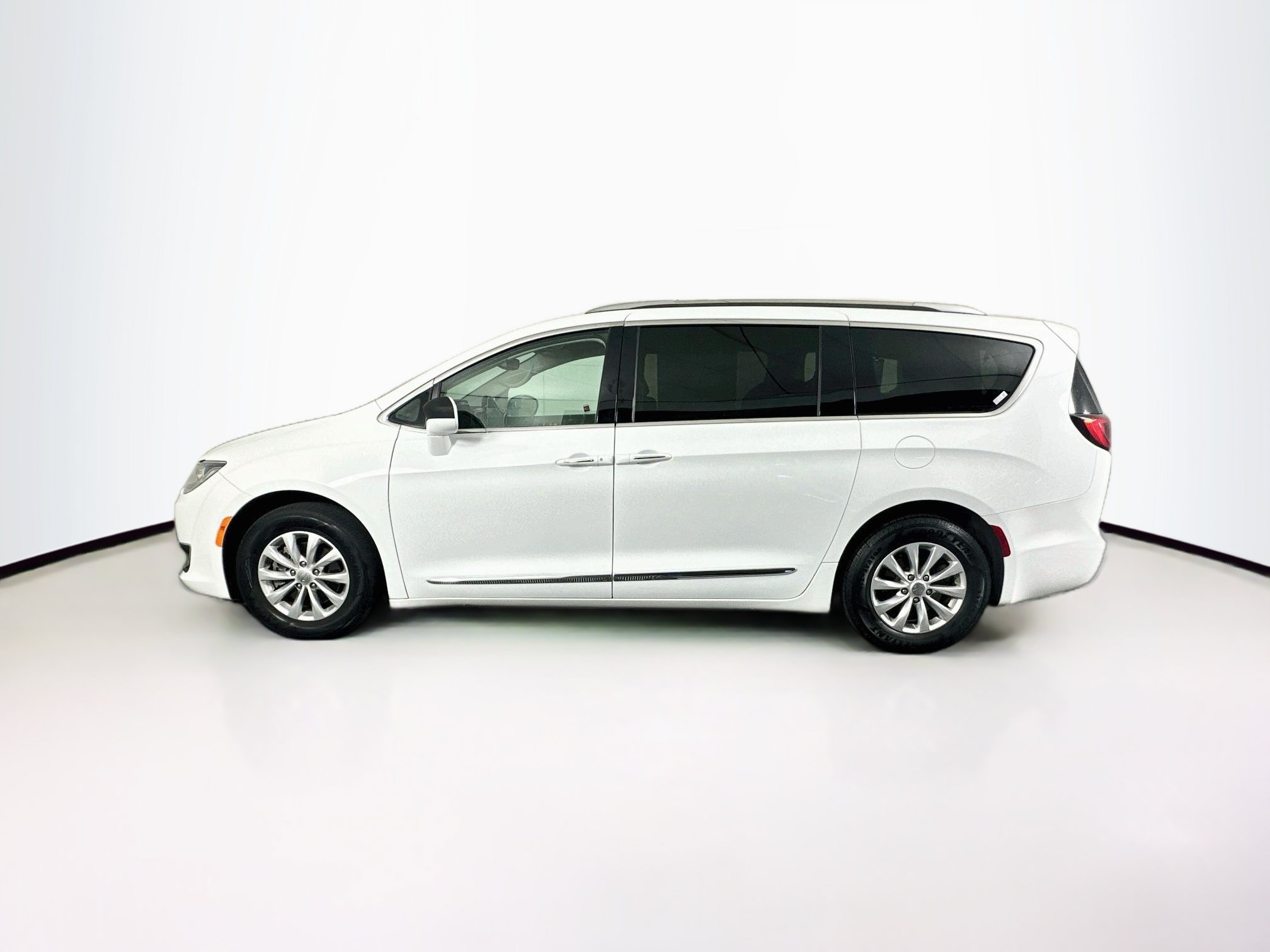 Used 2019 Chrysler Pacifica Touring-L FWD image 4
