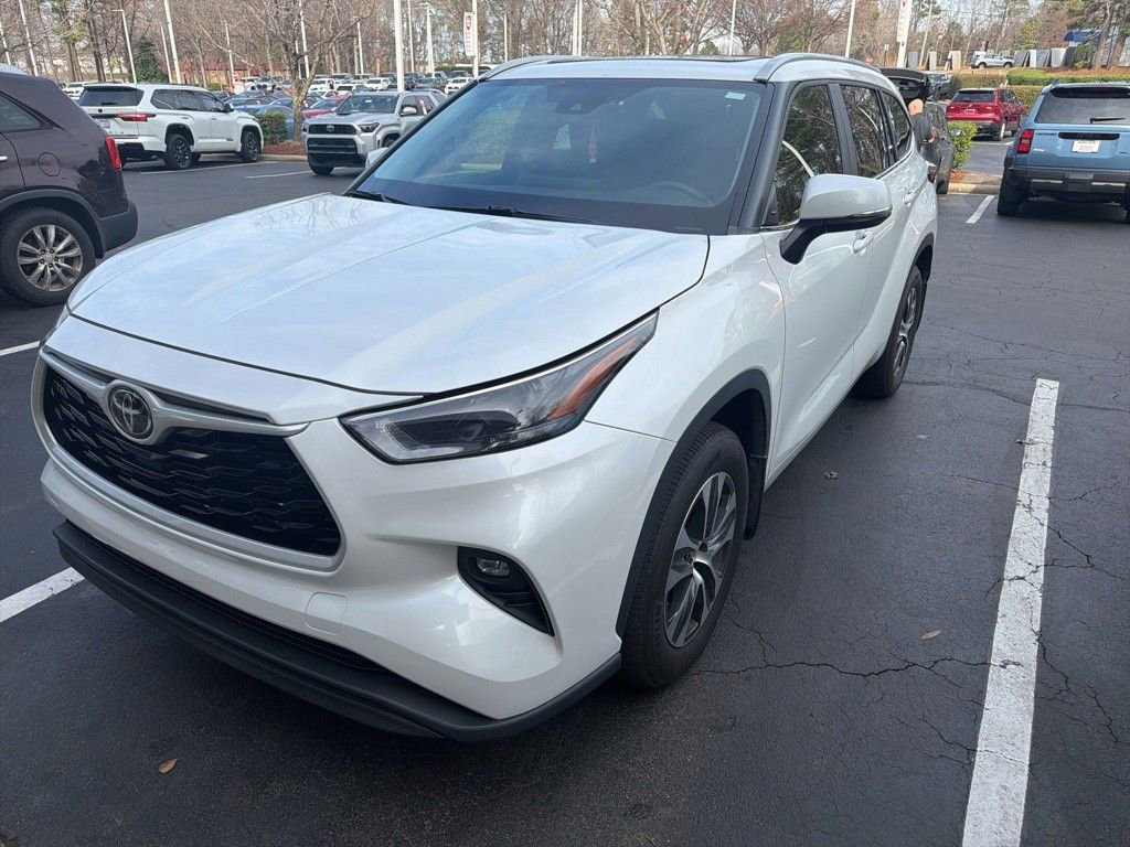 Used 2023 Toyota Highlander XLE AWD/4WD image 6