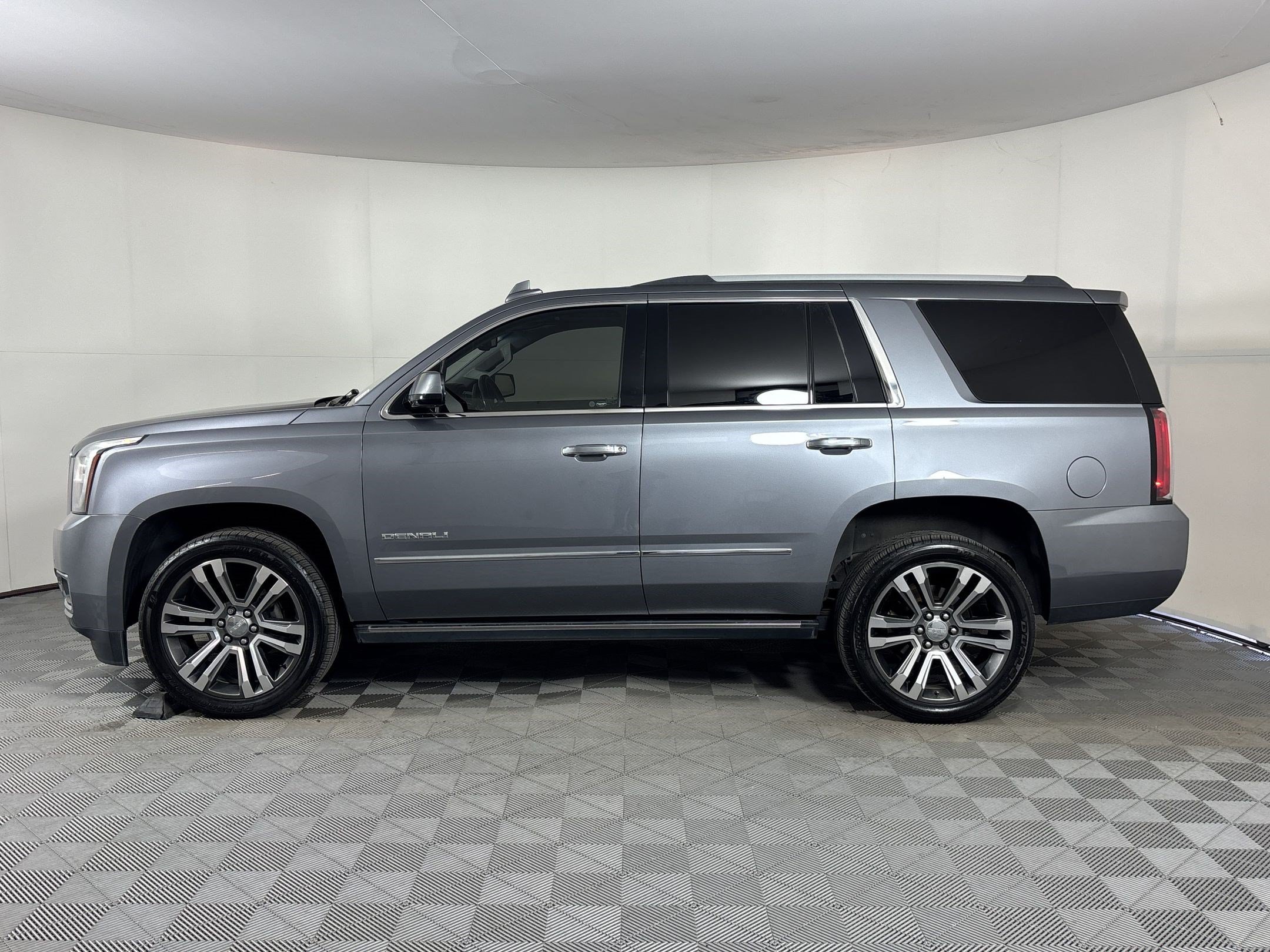 Used 2018 GMC Yukon Denali w/ Denali Ultimate Package RWD image 2
