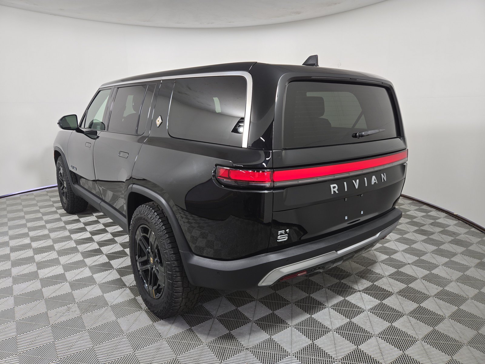 Used 2025 Rivian R1S Adventure AWD/4WD image 3