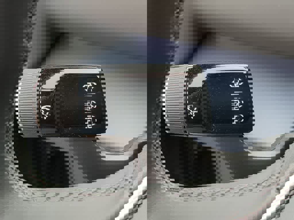 Used 2025 Volvo EX30 Plus w/ Protection Package Premier image 24