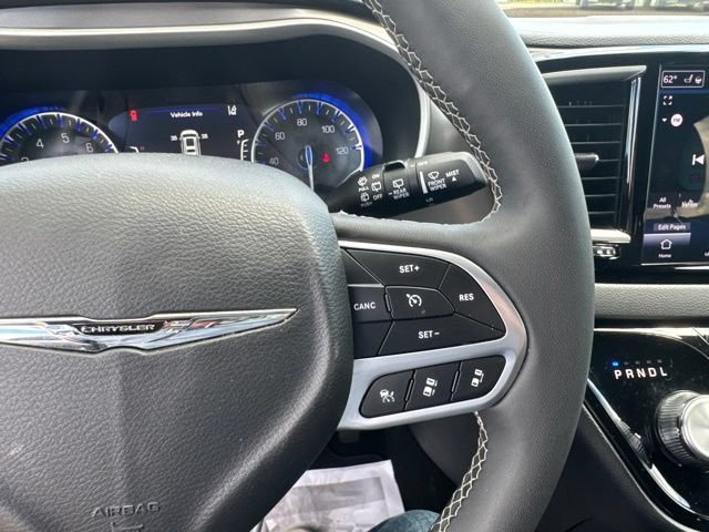Used 2025 Chrysler Pacifica Select FWD image 32