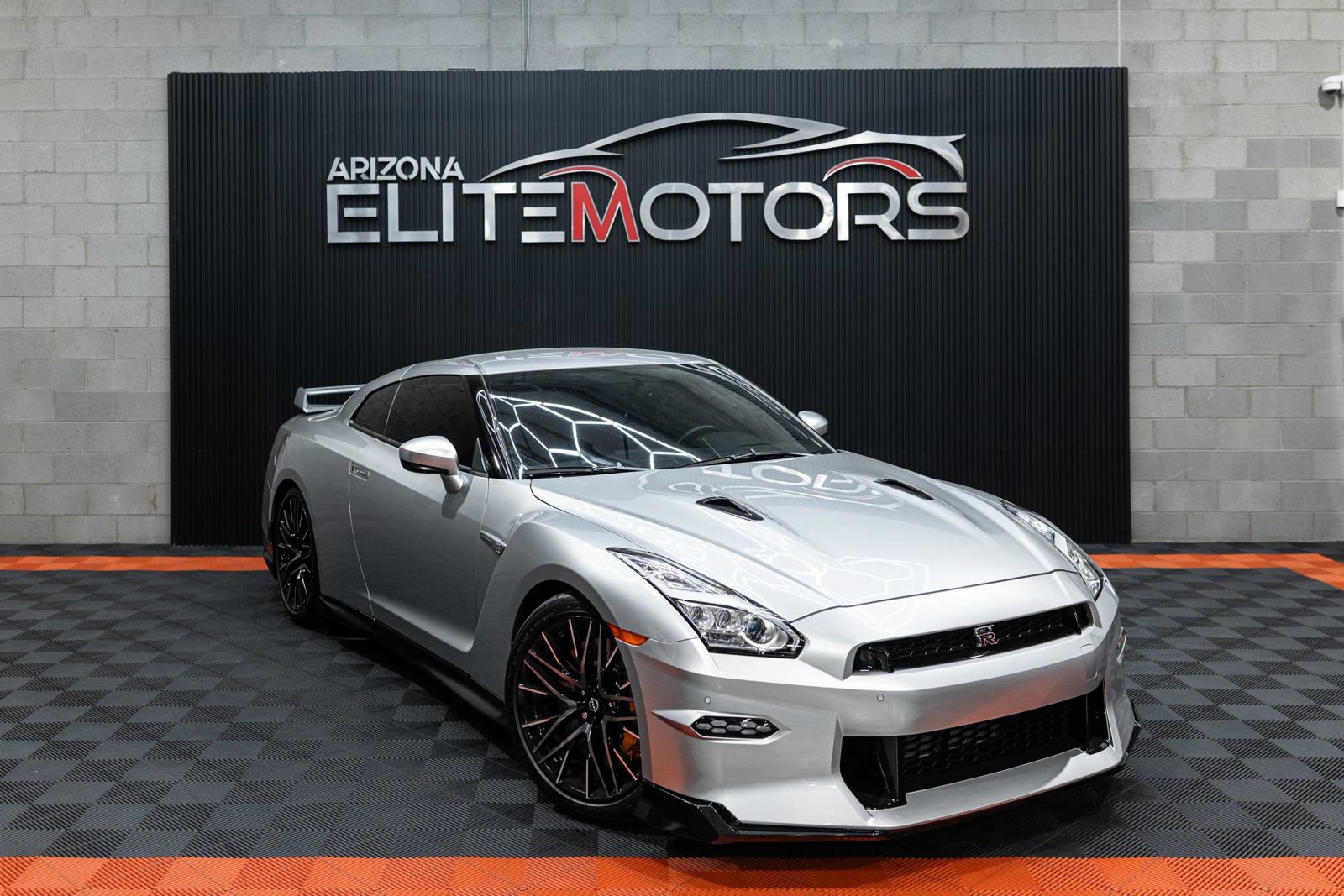 Used 2024 Nissan GT-R Premium w/ Floor Mat Package AWD/4WD image 4