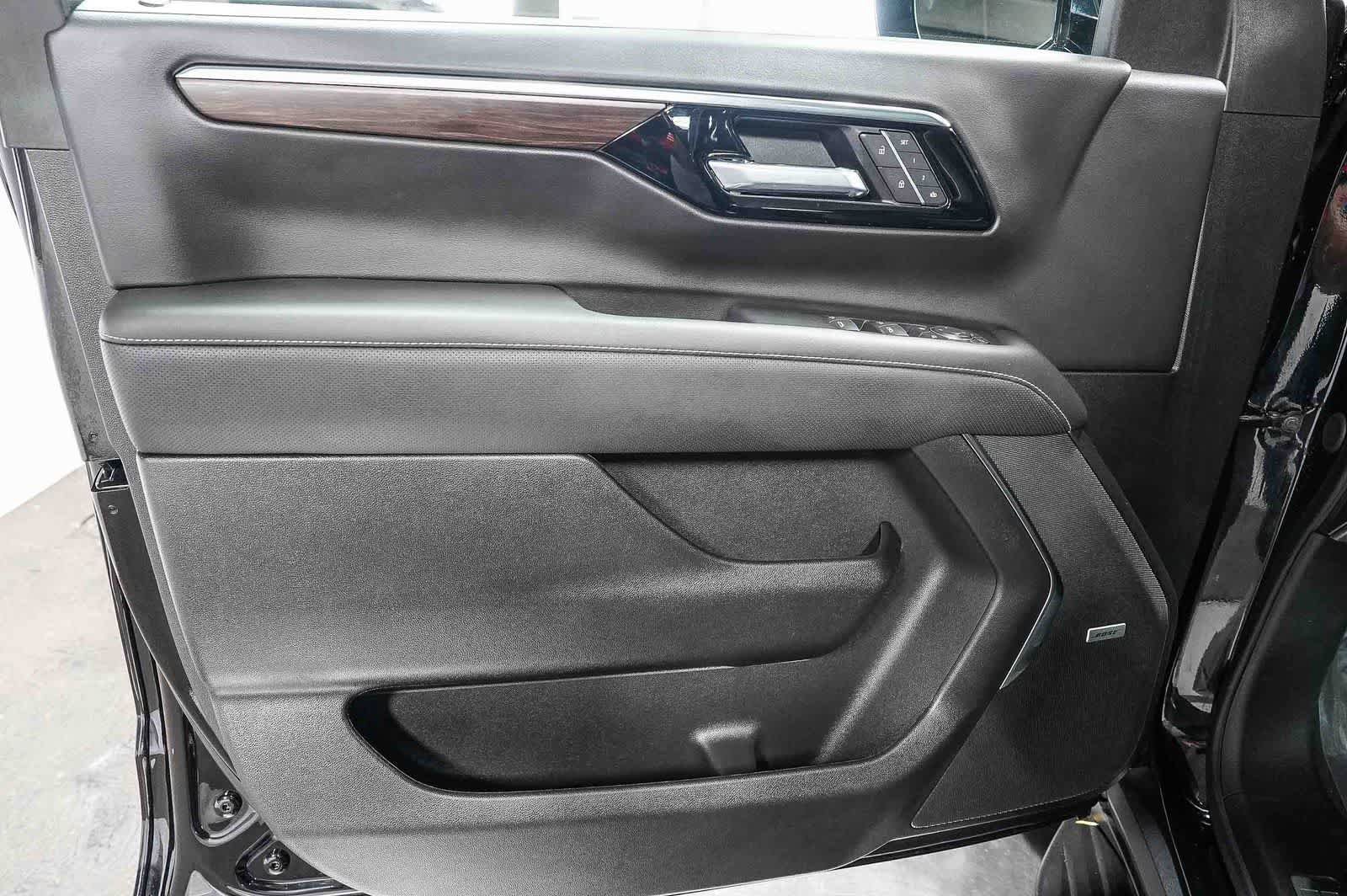 Used 2025 Chevrolet Suburban Premier RWD image 19