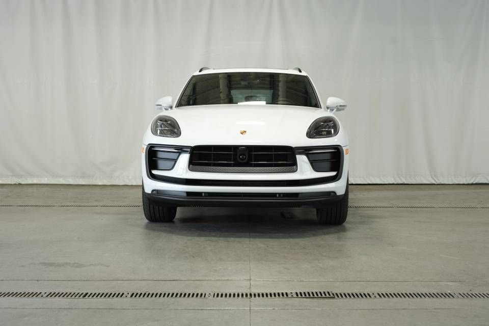 Certified 2025 Porsche Macan AWD/4WD image 10