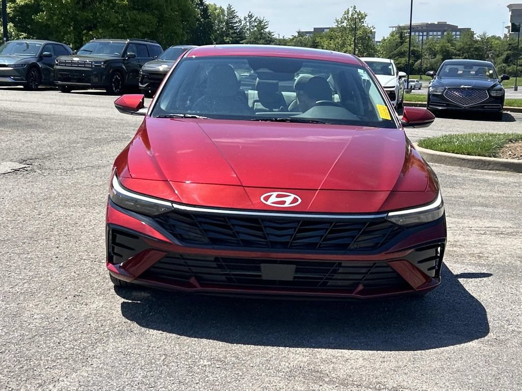 Certified 2025 Hyundai Elantra Limited w/ Cargo Package FWD image 2