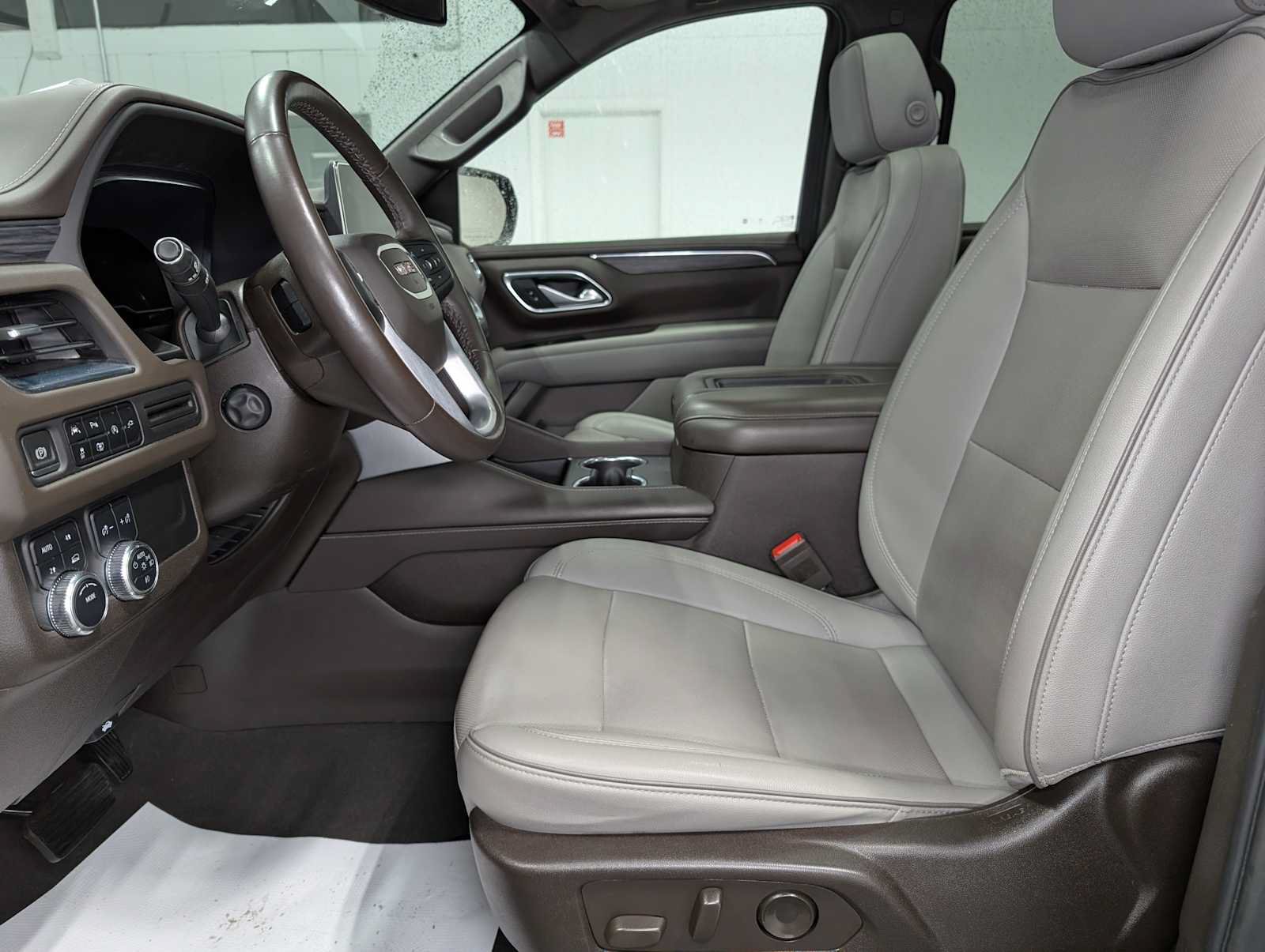 Certified 2022 GMC Yukon SLT w/ SLT Premium Package AWD/4WD image 4