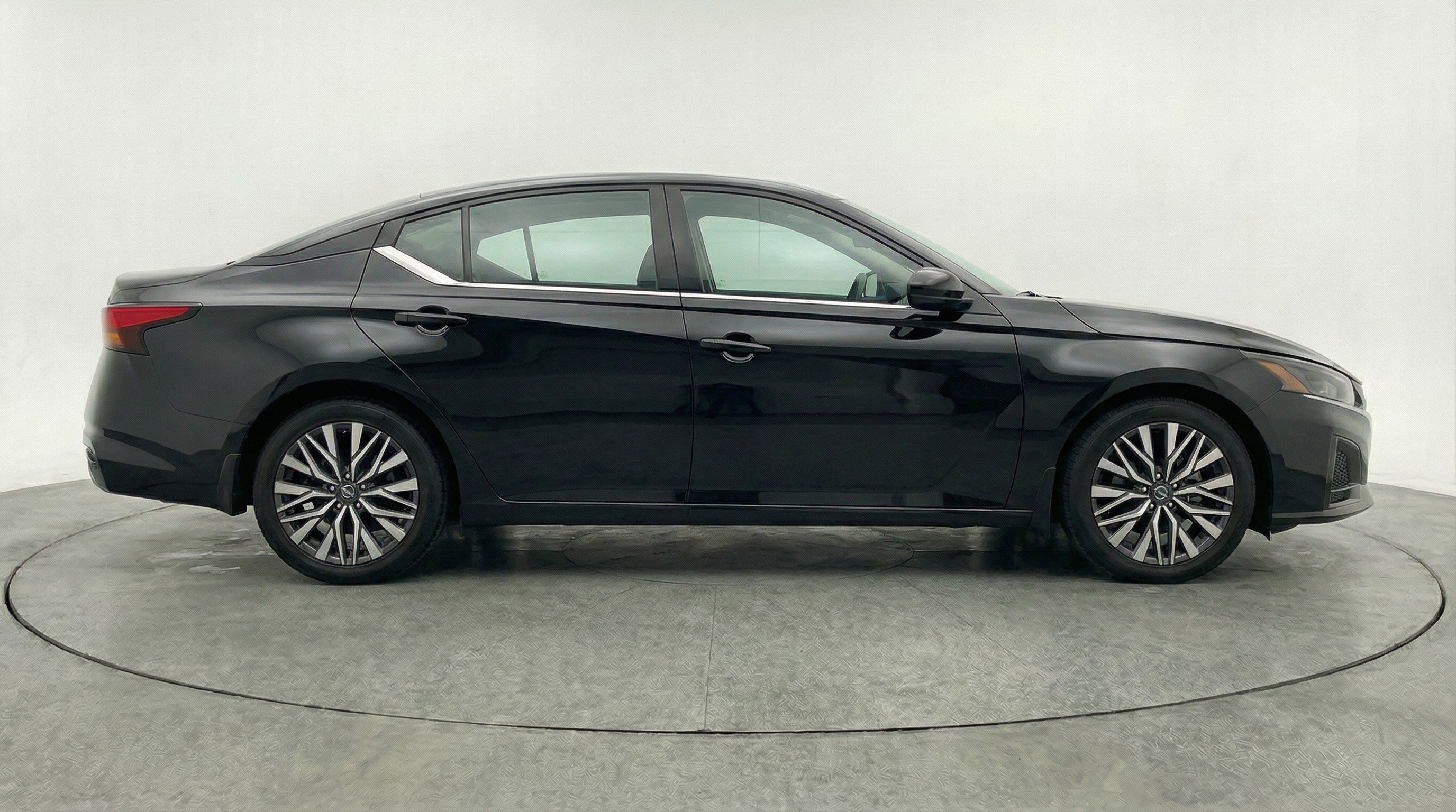 Used 2025 Nissan Altima 2.5 SV FWD image 11
