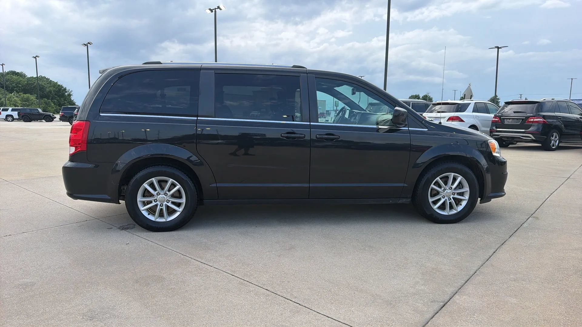 Used 2019 Dodge Grand Caravan SXT w/ Driver Convenience Group FWD image 24