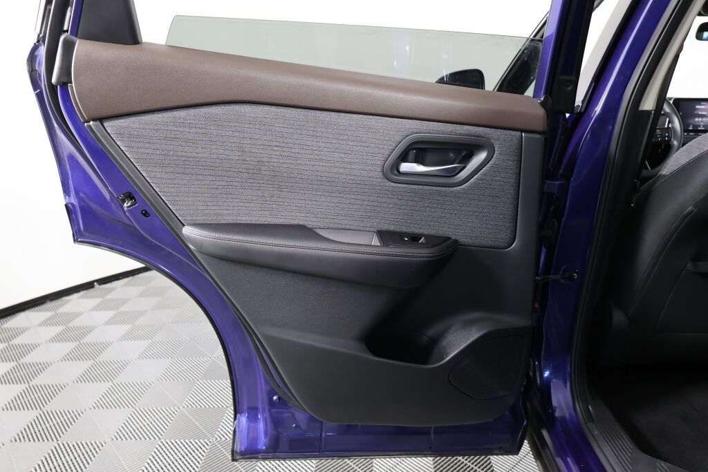 Used 2021 Nissan Rogue SV image 16