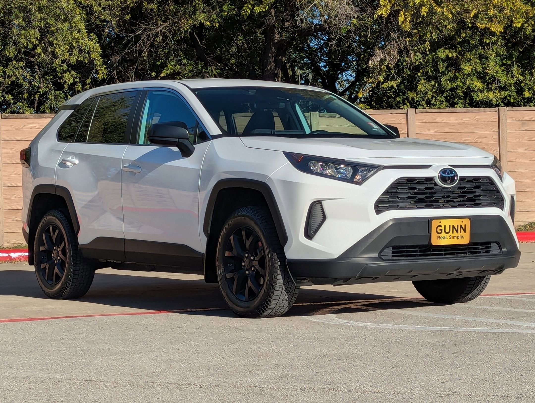Used 2022 Toyota RAV4 LE image 2