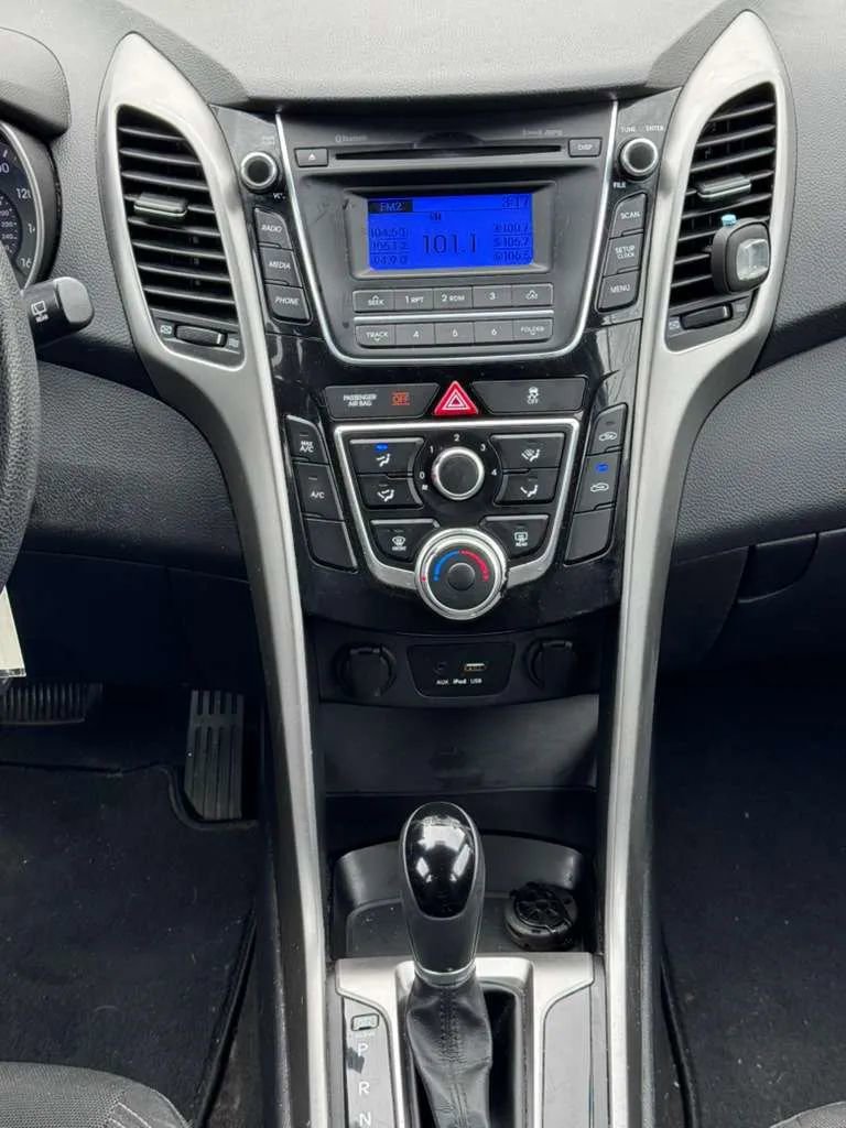 Used 2017 Hyundai Elantra GT FWD image 17
