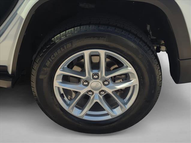 Used 2025 Jeep Grand Cherokee Laredo w/ Luxury Tech Group I RWD image 21
