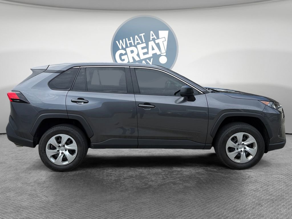 Used 2022 Toyota RAV4 LE FWD image 2