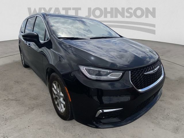 Used 2023 Chrysler Pacifica Touring-L FWD image 13