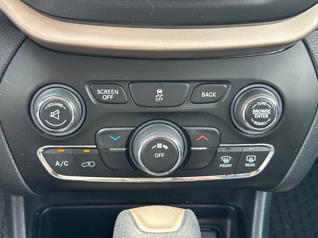 Used 2016 Jeep Cherokee Latitude w/ Cold Weather Group AWD/4WD image 25