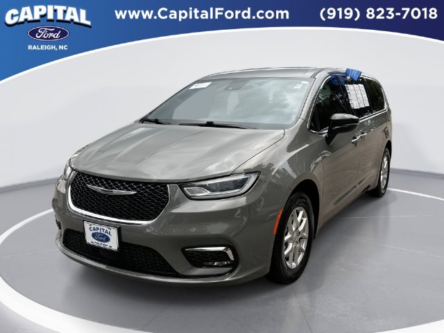 Used 2025 Chrysler Pacifica Select FWD image 1