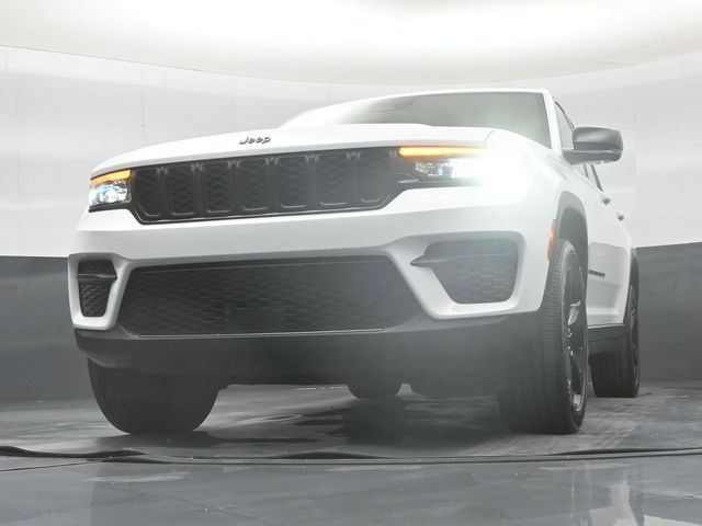 Used 2024 Jeep Grand Cherokee Altitude AWD/4WD image 55