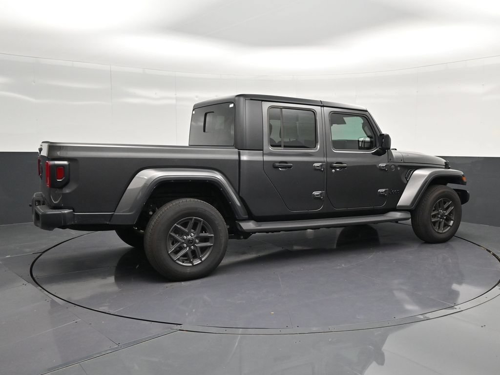 Used 2025 Jeep Gladiator Sport AWD/4WD image 3