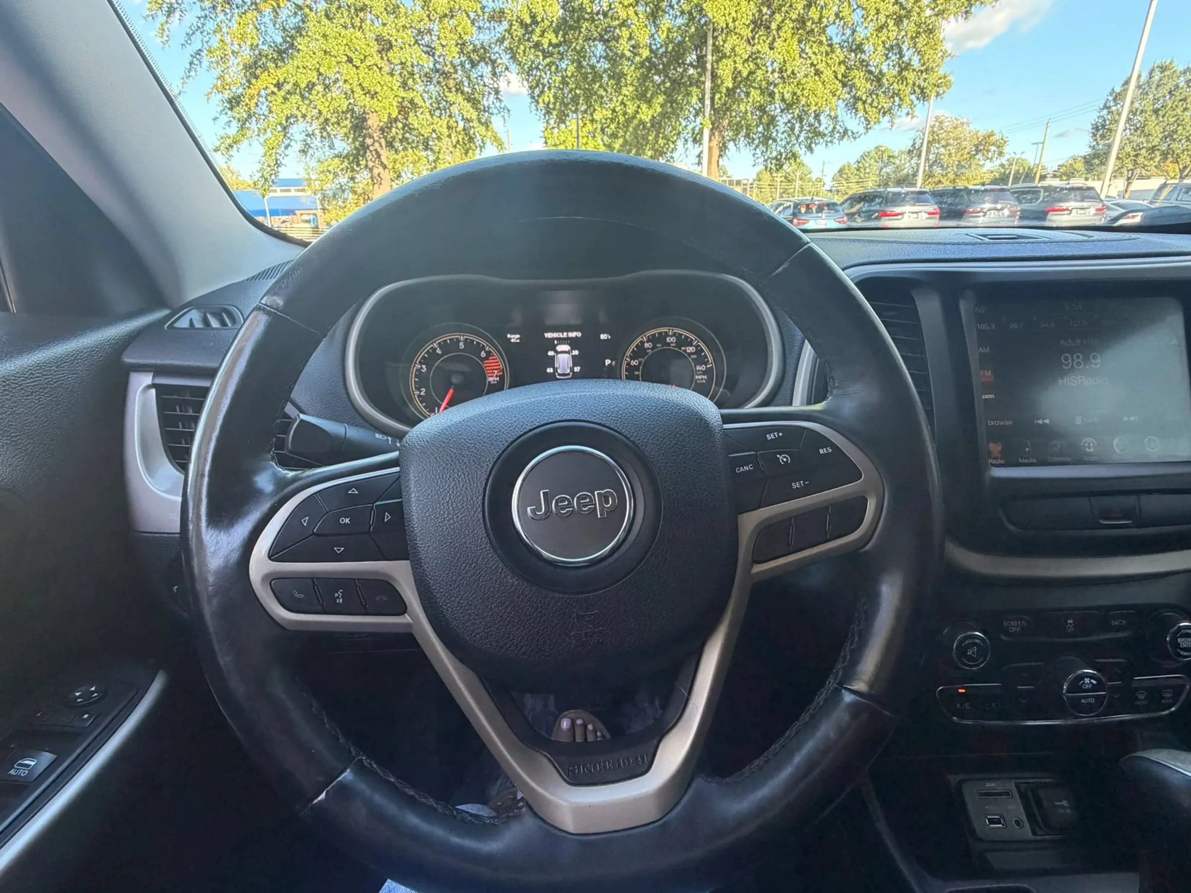 Used 2017 Jeep Cherokee Limited FWD image 30