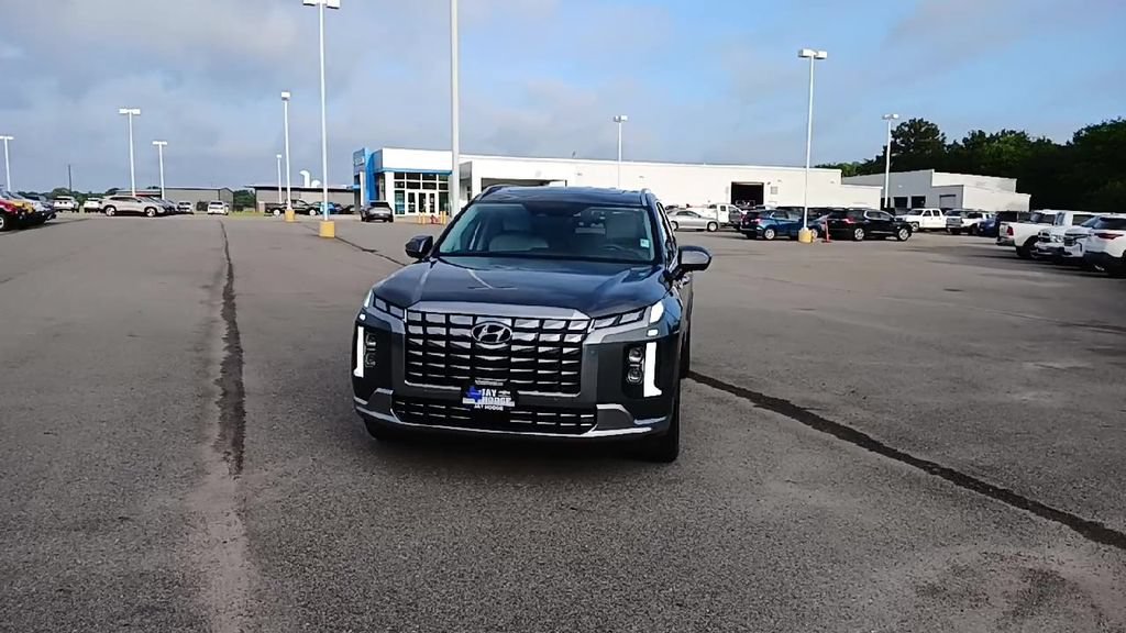 Used 2025 Hyundai Palisade Calligraphy FWD image 3