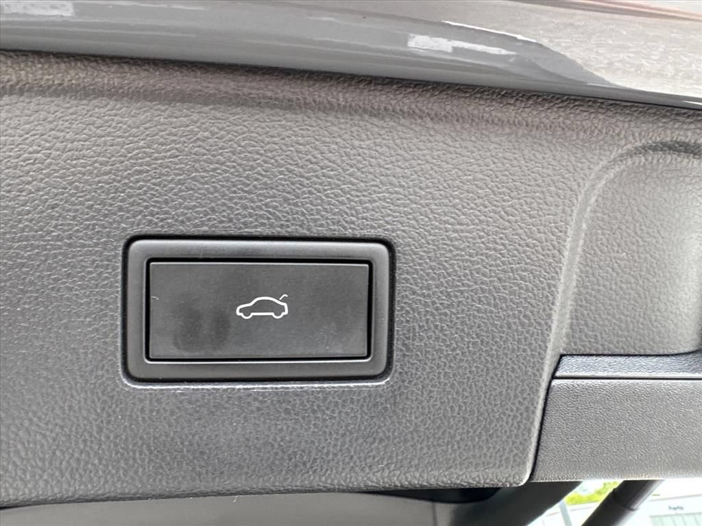 Used 2025 Volkswagen Atlas SE FWD image 11