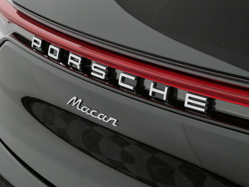 Certified 2026 Porsche Macan AWD/4WD image 35
