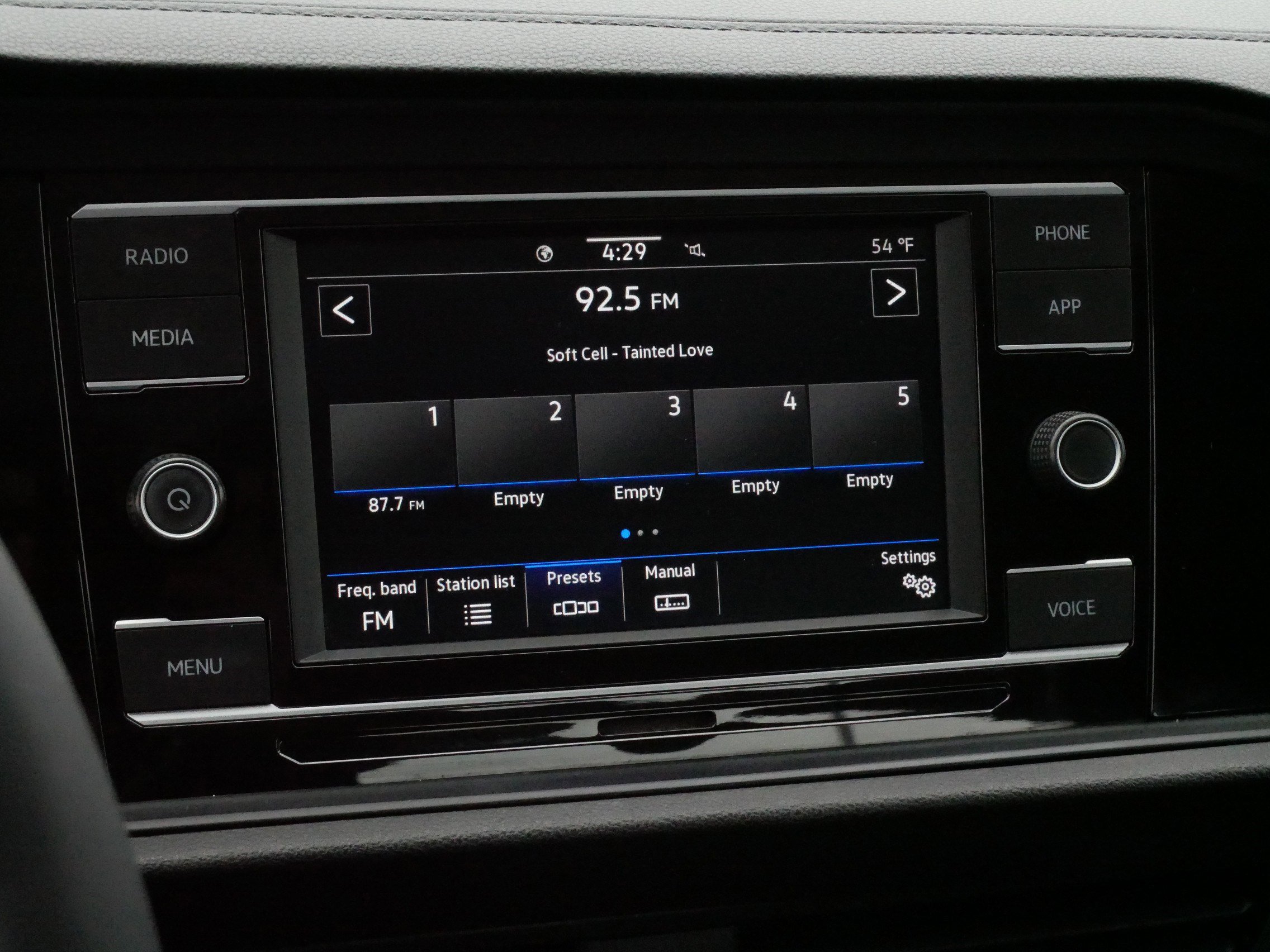 Certified 2022 Volkswagen Jetta SE w/ Panoramic Sunroof Package image 22