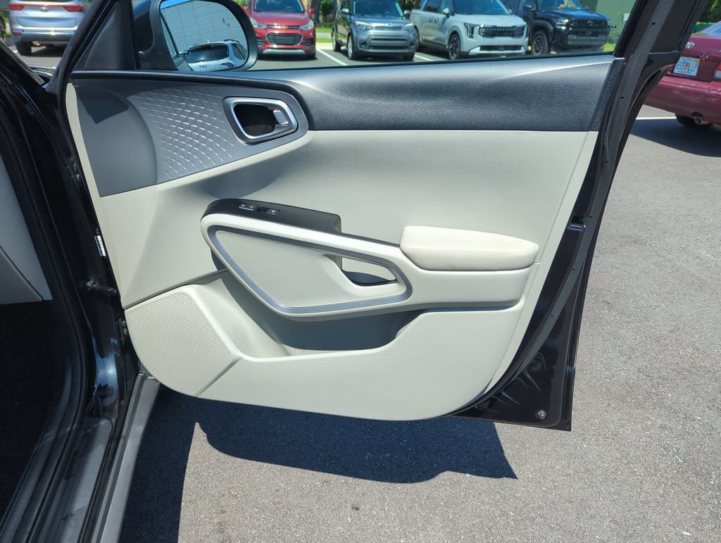 Used 2024 Kia Soul LX w/ Option Group 015 FWD image 32