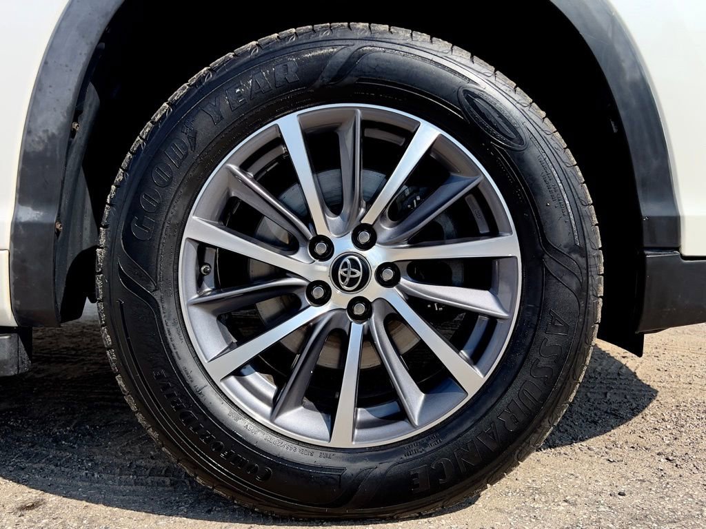 Used 2017 Toyota Highlander XLE image 39