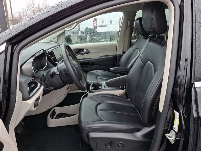 Used 2024 Chrysler Pacifica Touring-L image 10