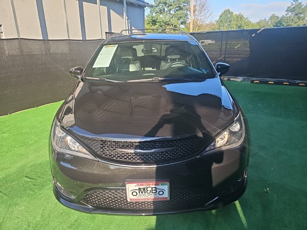 Used 2018 Chrysler Pacifica Touring-L w/ Premium Audio Group FWD image 9