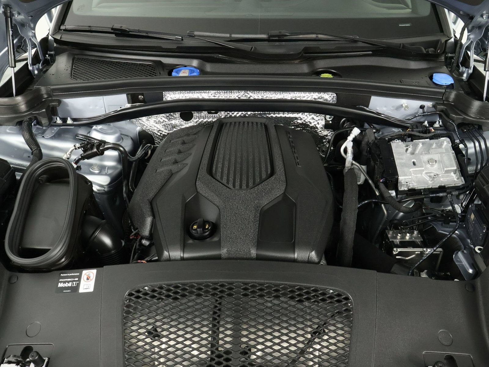 Certified 2026 Porsche Macan AWD/4WD image 26