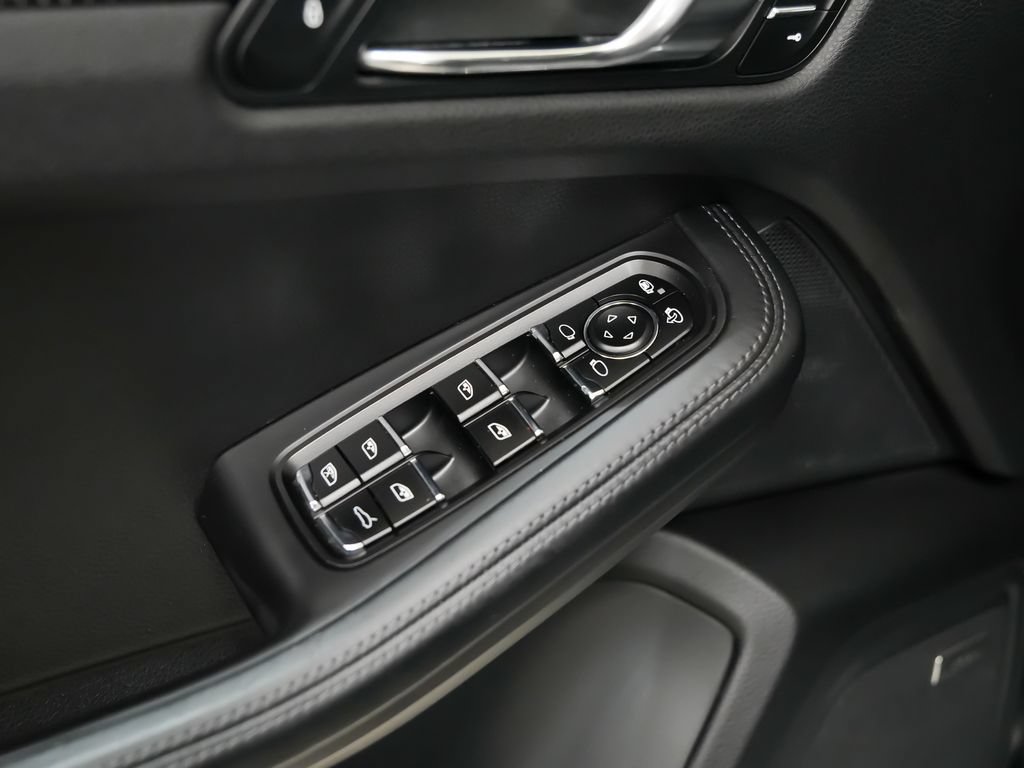 Used 2017 Porsche Macan Turbo AWD/4WD image 22