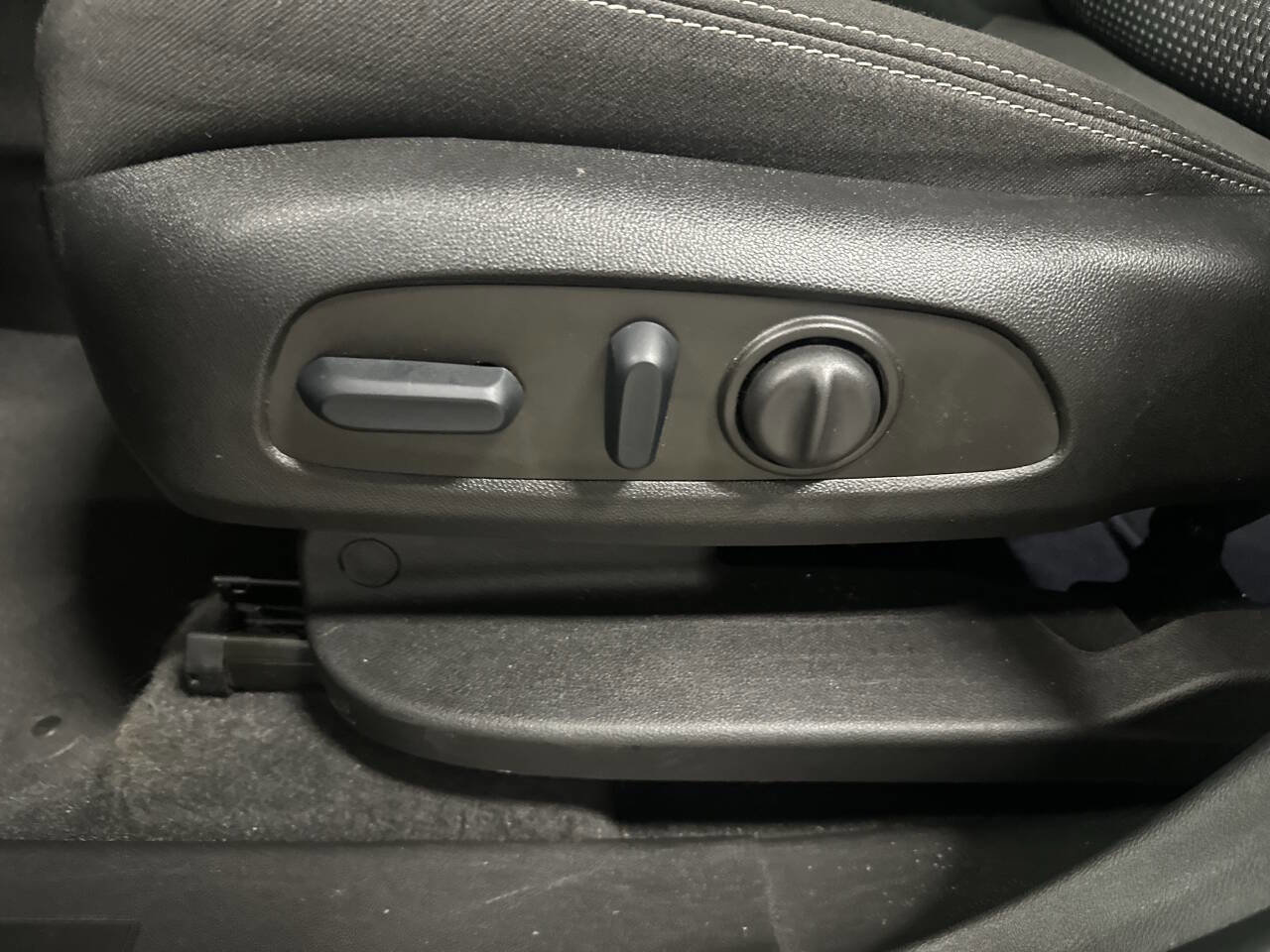 Used 2023 GMC Terrain SLE w/ Driver Convenience Package image 15