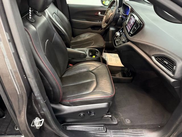 Used 2020 Chrysler Pacifica Limited image 37