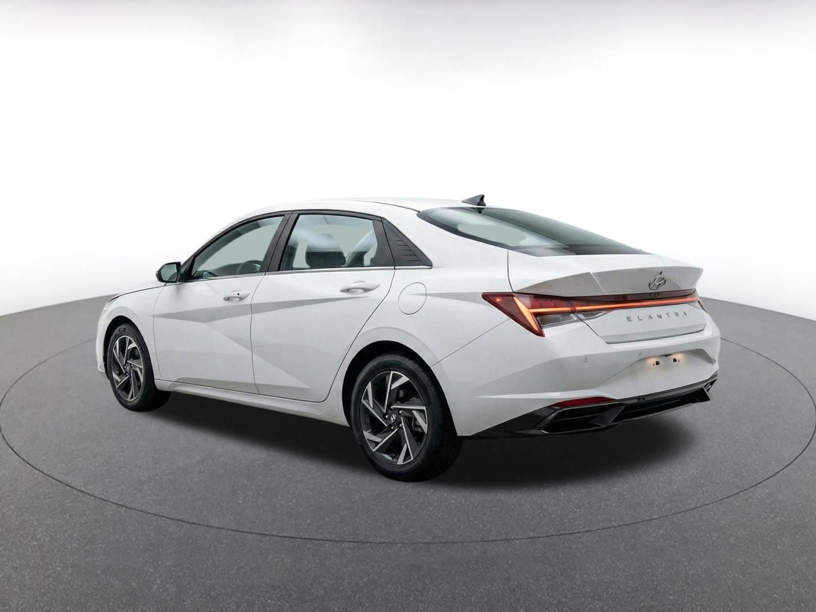 Used 2025 Hyundai Elantra SEL FWD image 7