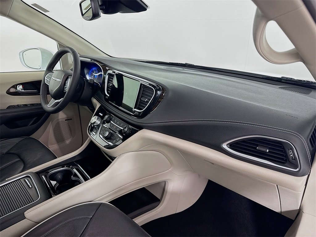 Used 2022 Chrysler Pacifica Limited w/ Uconnect Theater Family Group image 33