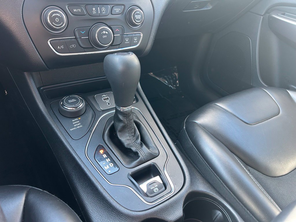 Used 2019 Jeep Cherokee Latitude Plus w/ Cold Weather Group AWD/4WD image 21