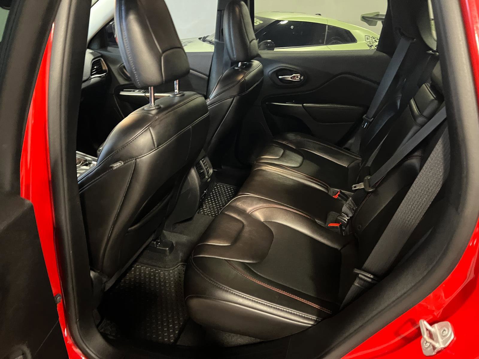 Used 2019 Jeep Cherokee Trailhawk w/ Cold Weather Group image 28