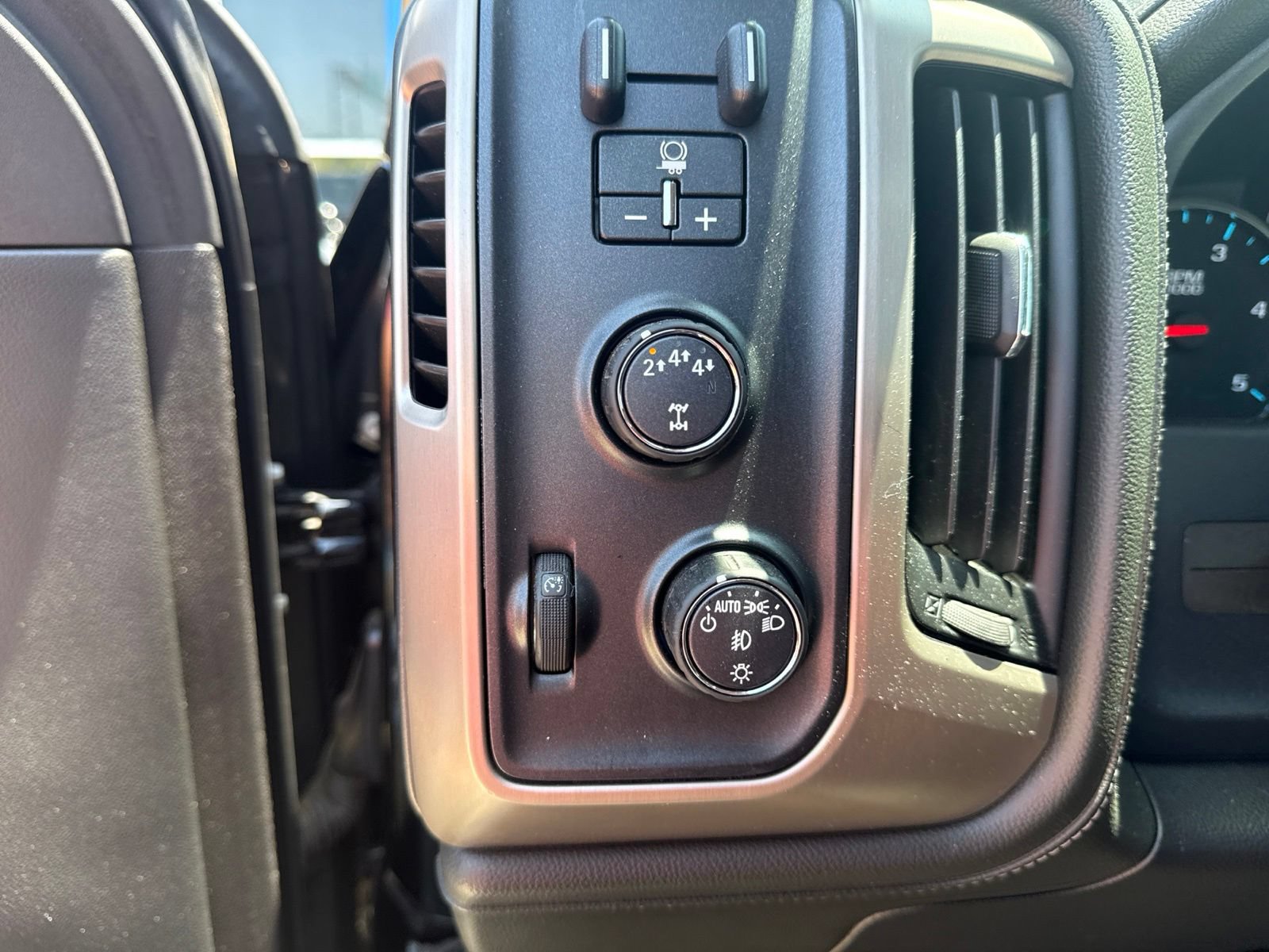 Used 2018 GMC Sierra 2500 Denali w/ Duramax Plus Package AWD/4WD image 21