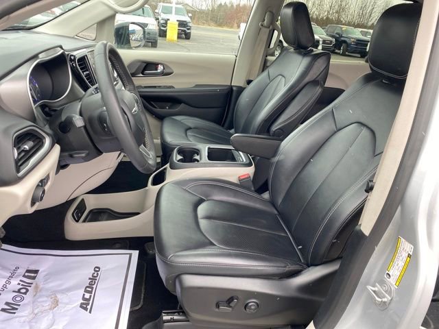 Used 2024 Chrysler Pacifica Touring-L image 15