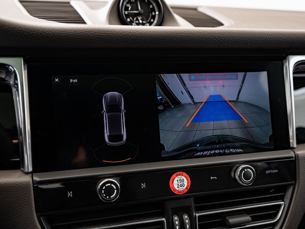 Certified 2025 Porsche Macan AWD/4WD image 34
